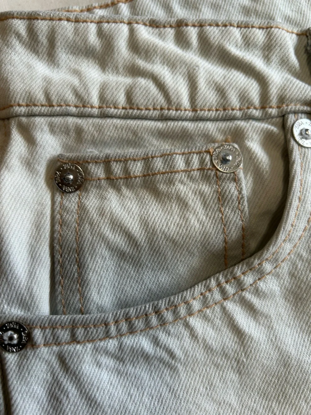 Zara High-Rise Slim Straight Jeans in Off-White size 6